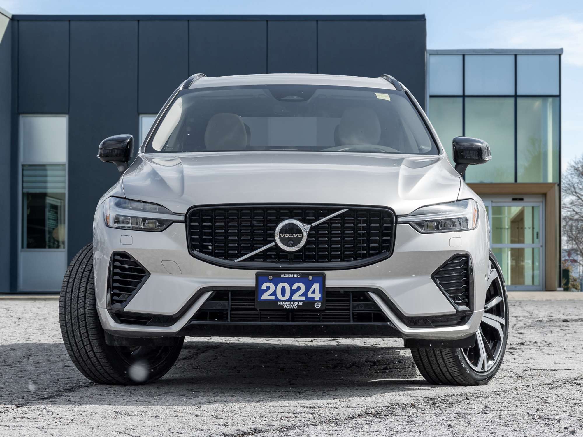 2024 Volvo XC60 T8 eAWD PHEV Ultimate Dark Theme alt 2