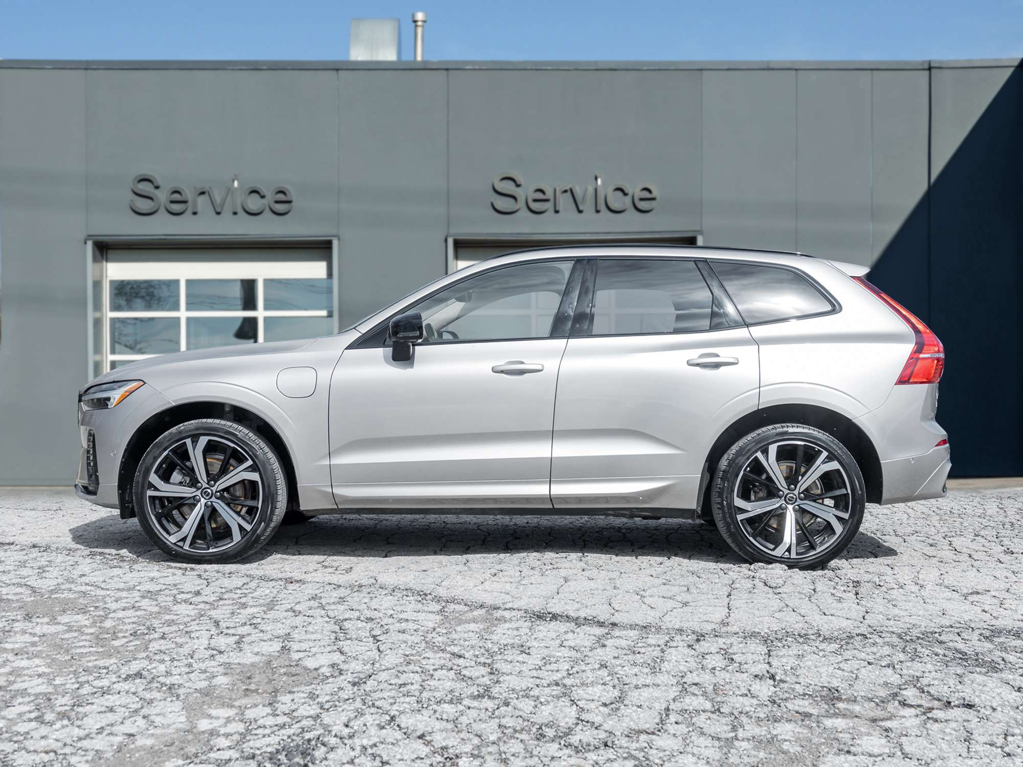 2024 Volvo XC60 T8 eAWD PHEV Ultimate Dark Theme alt 3