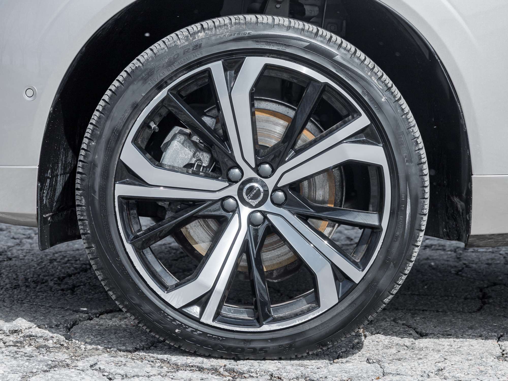 2024 Volvo XC60 T8 eAWD PHEV Ultimate Dark Theme alt 4