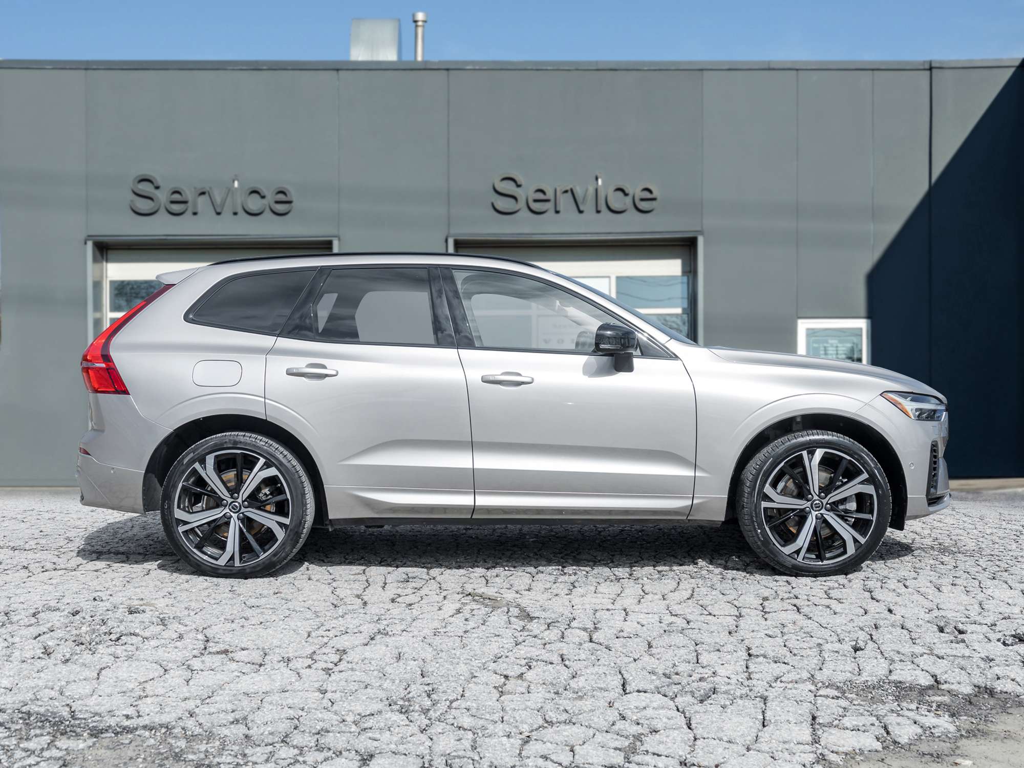 2024 Volvo XC60 T8 eAWD PHEV Ultimate Dark Theme alt 5