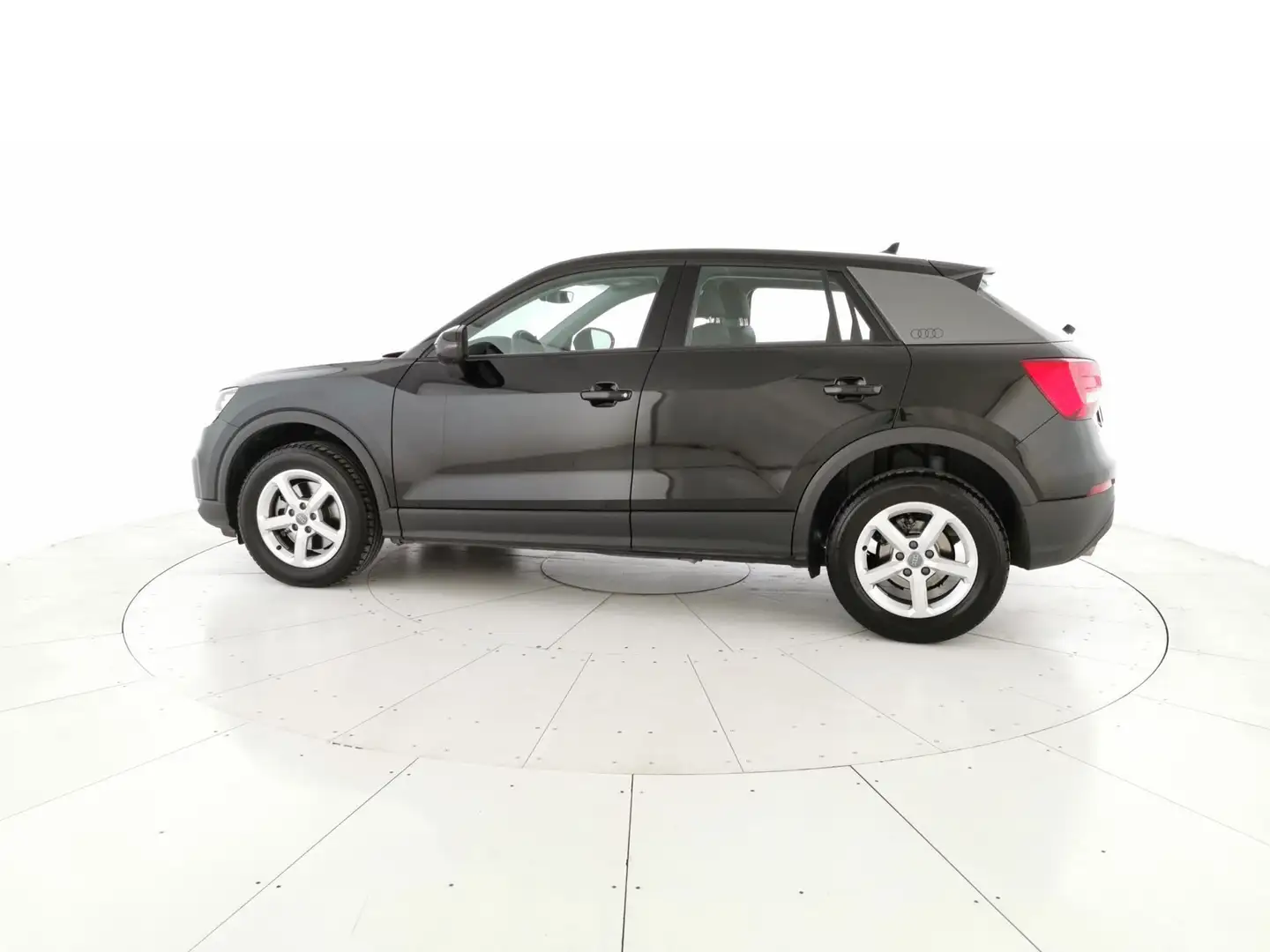 Audi Q2 1.6 tdi Business Zwart - 2