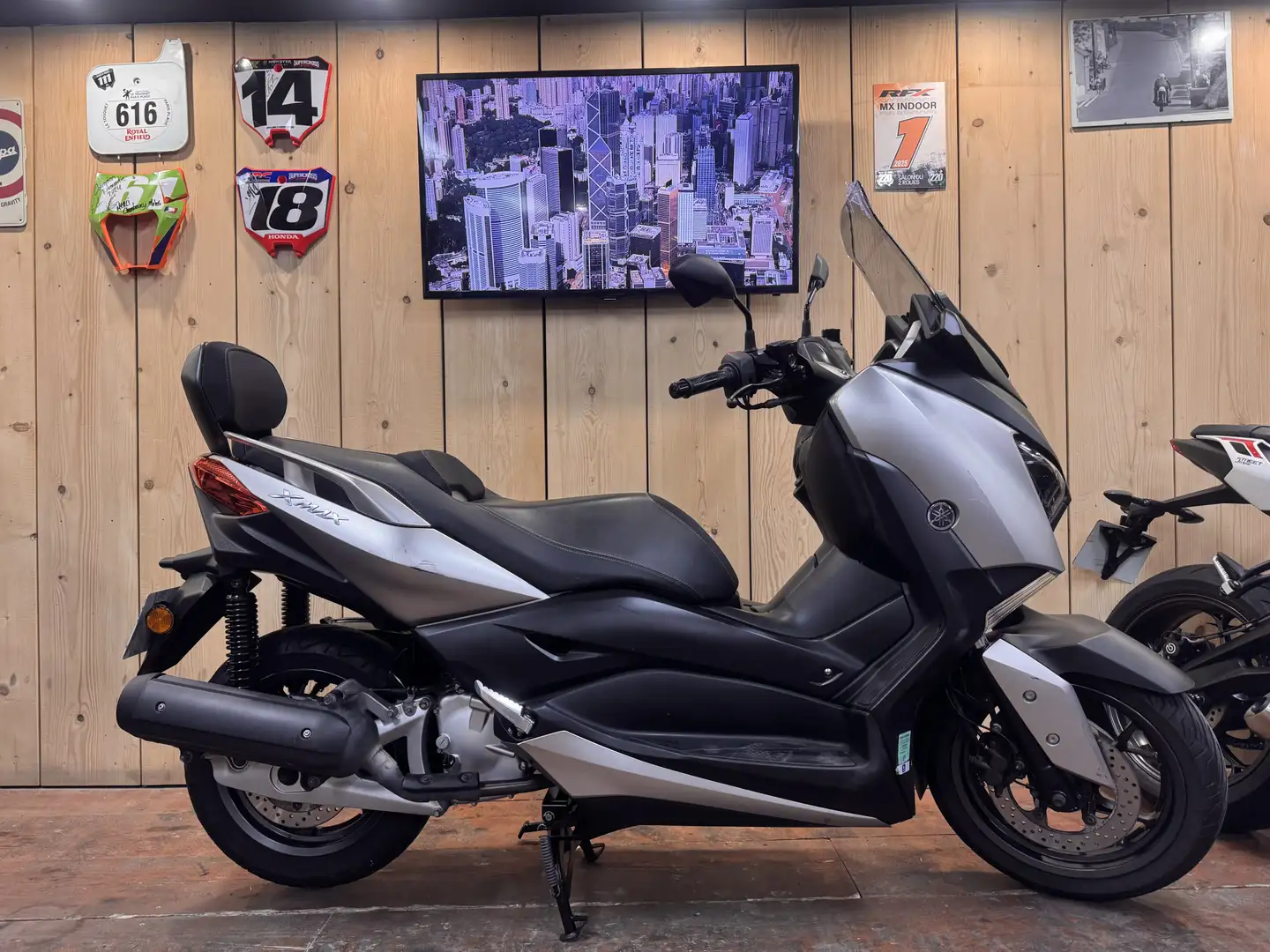 Yamaha X-Max 125 Gris - 1