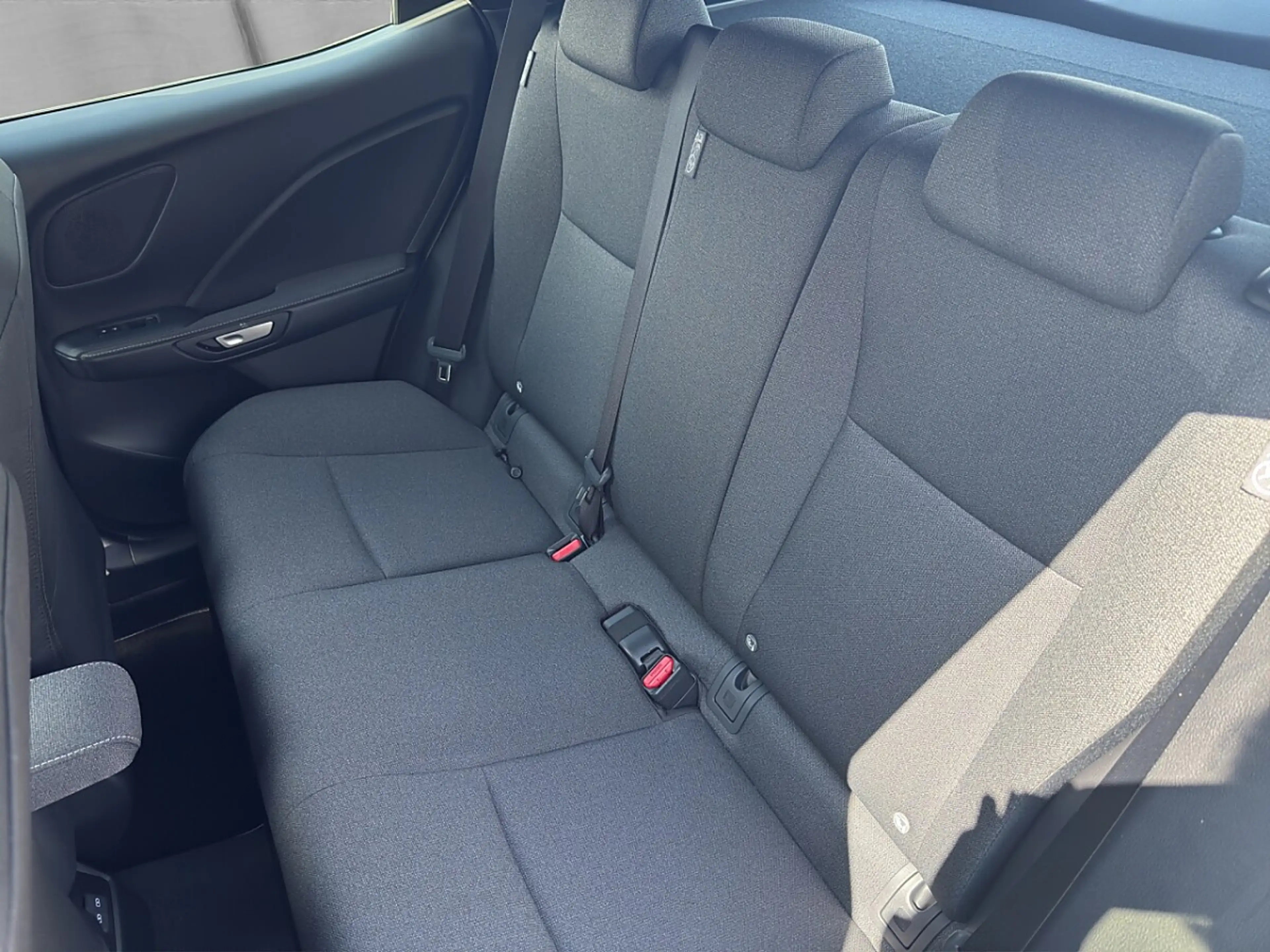 Lexus LBX Basis 136 PS 2WD — photo 2