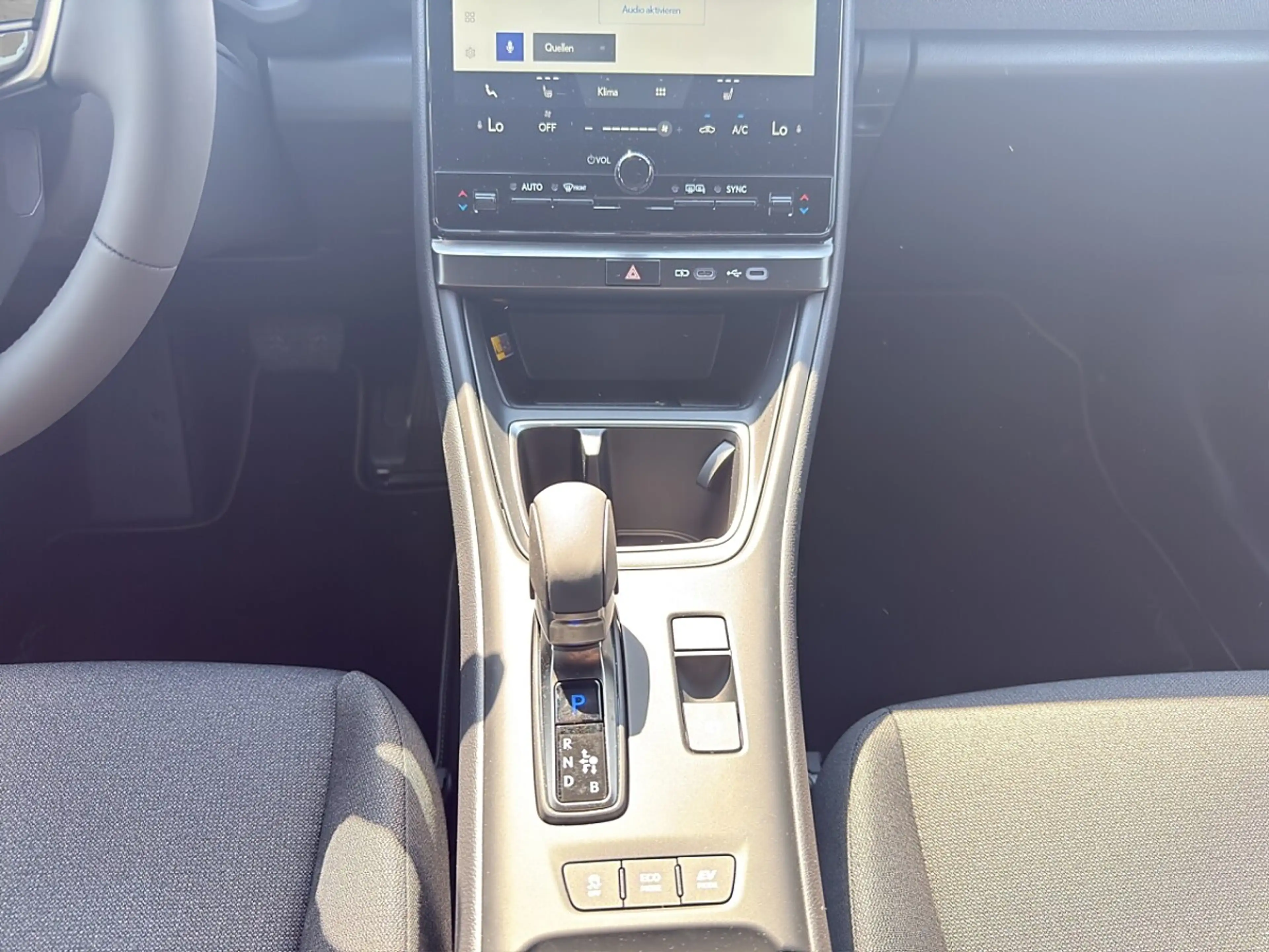Lexus LBX Basis 136 PS 2WD — photo 5