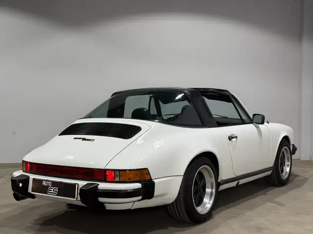 Porsche 911 view 7