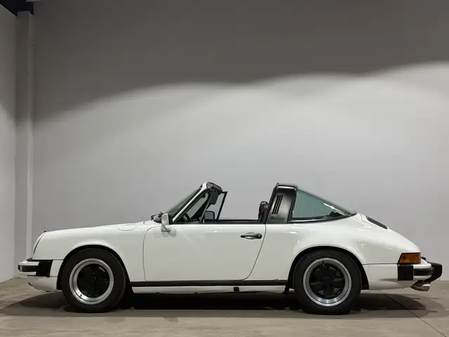 Porsche 911 view 8