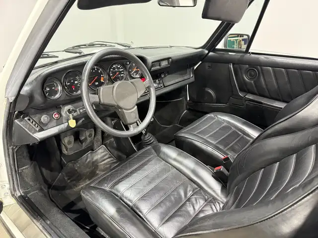 Porsche 911 view 15