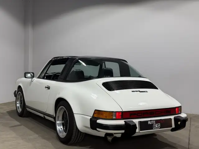 Porsche 911 view 5