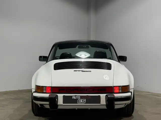Porsche 911 view 6