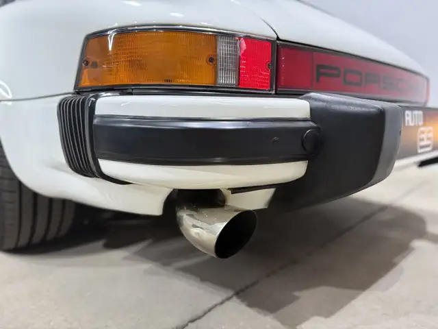 Porsche 911 view 9
