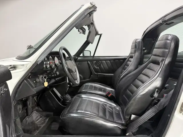 Porsche 911 view 14