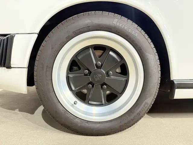Porsche 911 view 13
