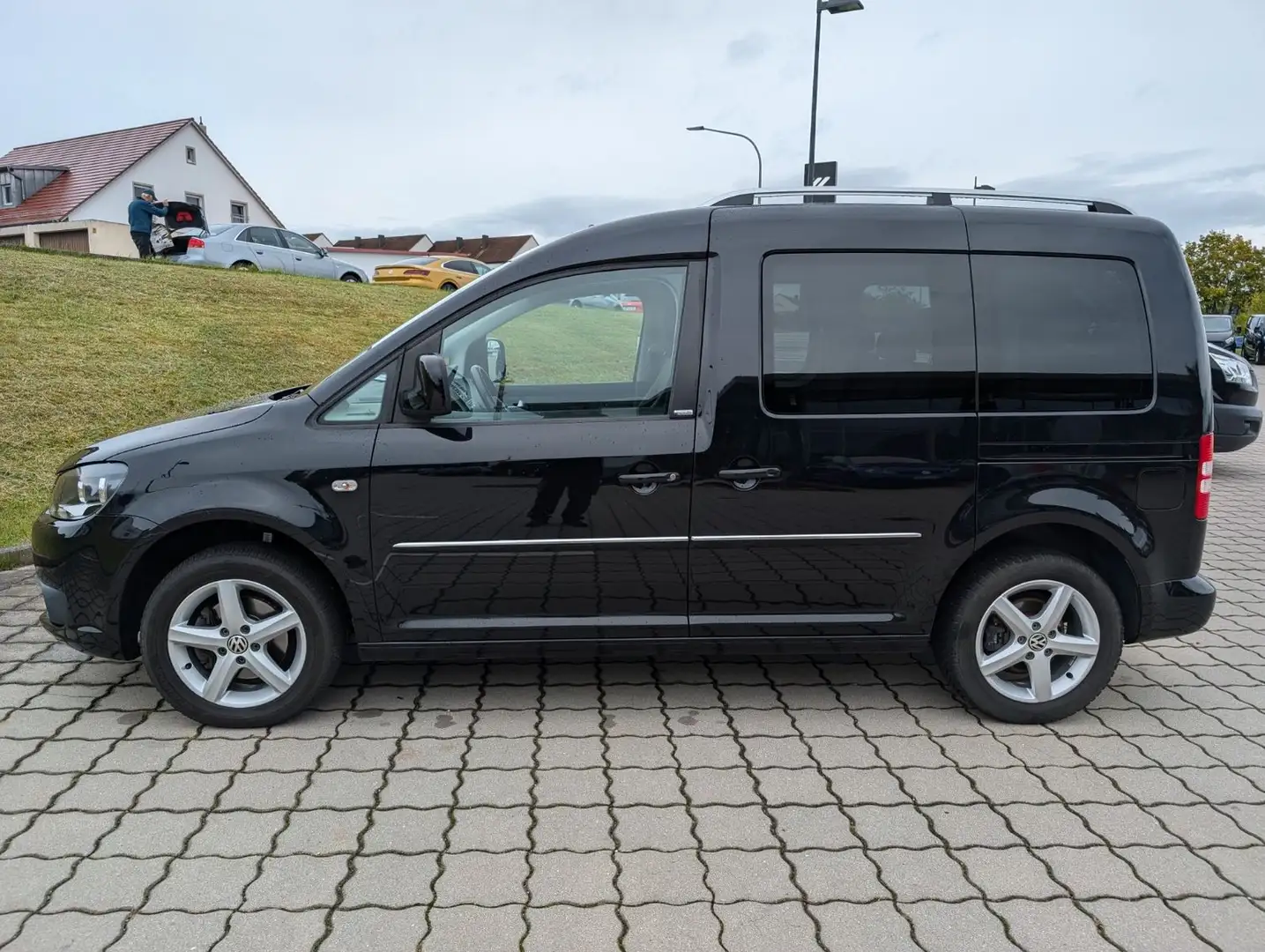 Volkswagen Caddy 1.6 TDI DSG *Rollstuhlumbau* Schwarz - 2