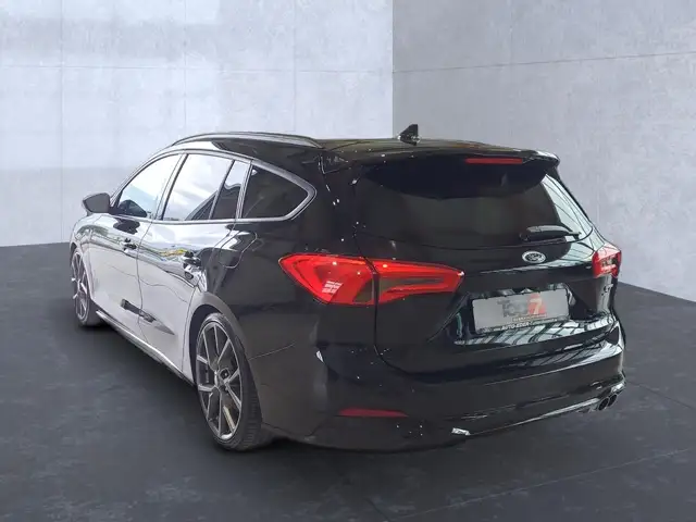 Ford Focus view 3