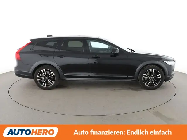 Volvo V90 Cross Country view 7