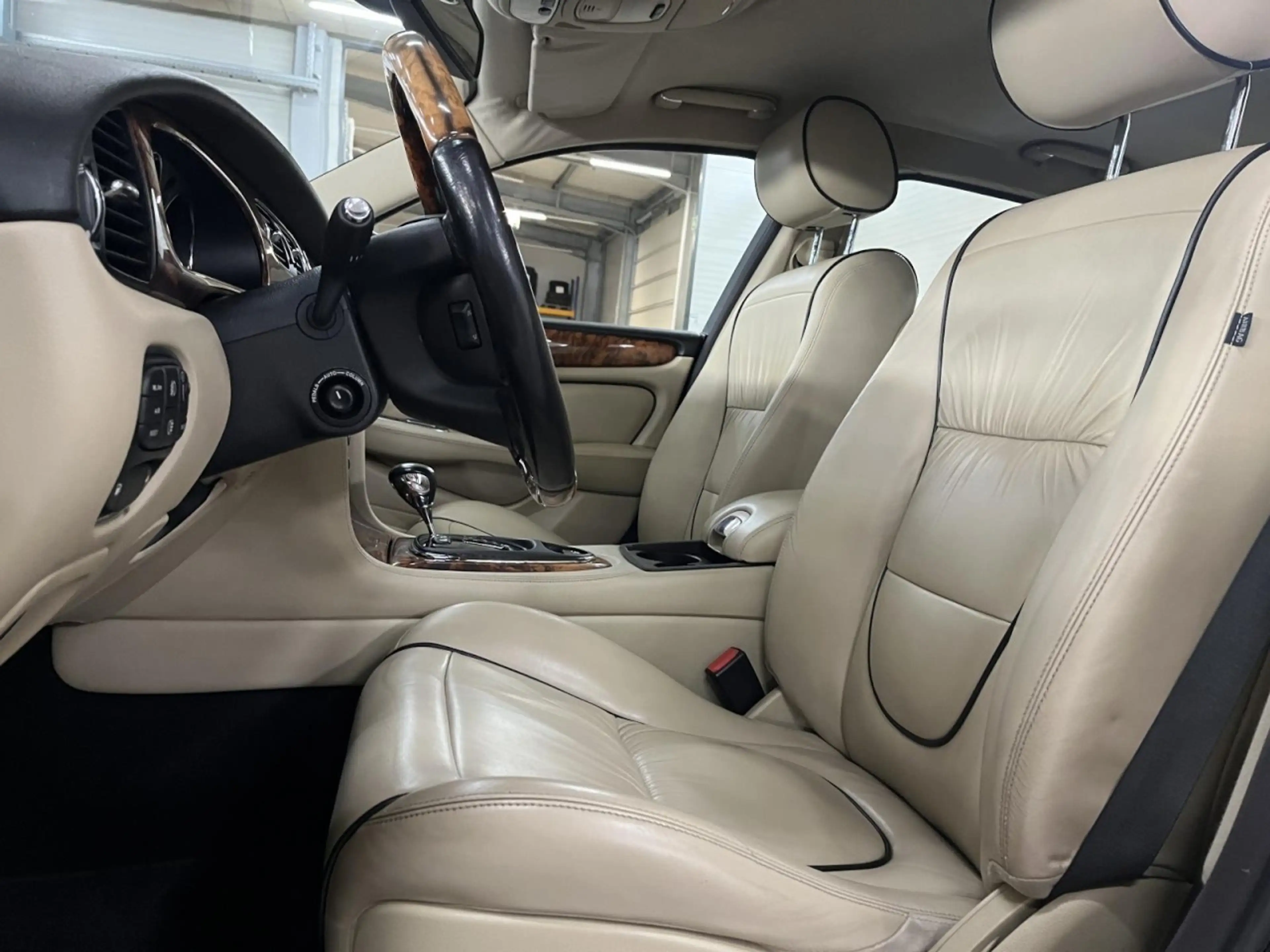 Jaguar XJ 2.7 D Sovereign 4xSHZ LEDER BEIGE XENON NAVI AUTOM — photo 15