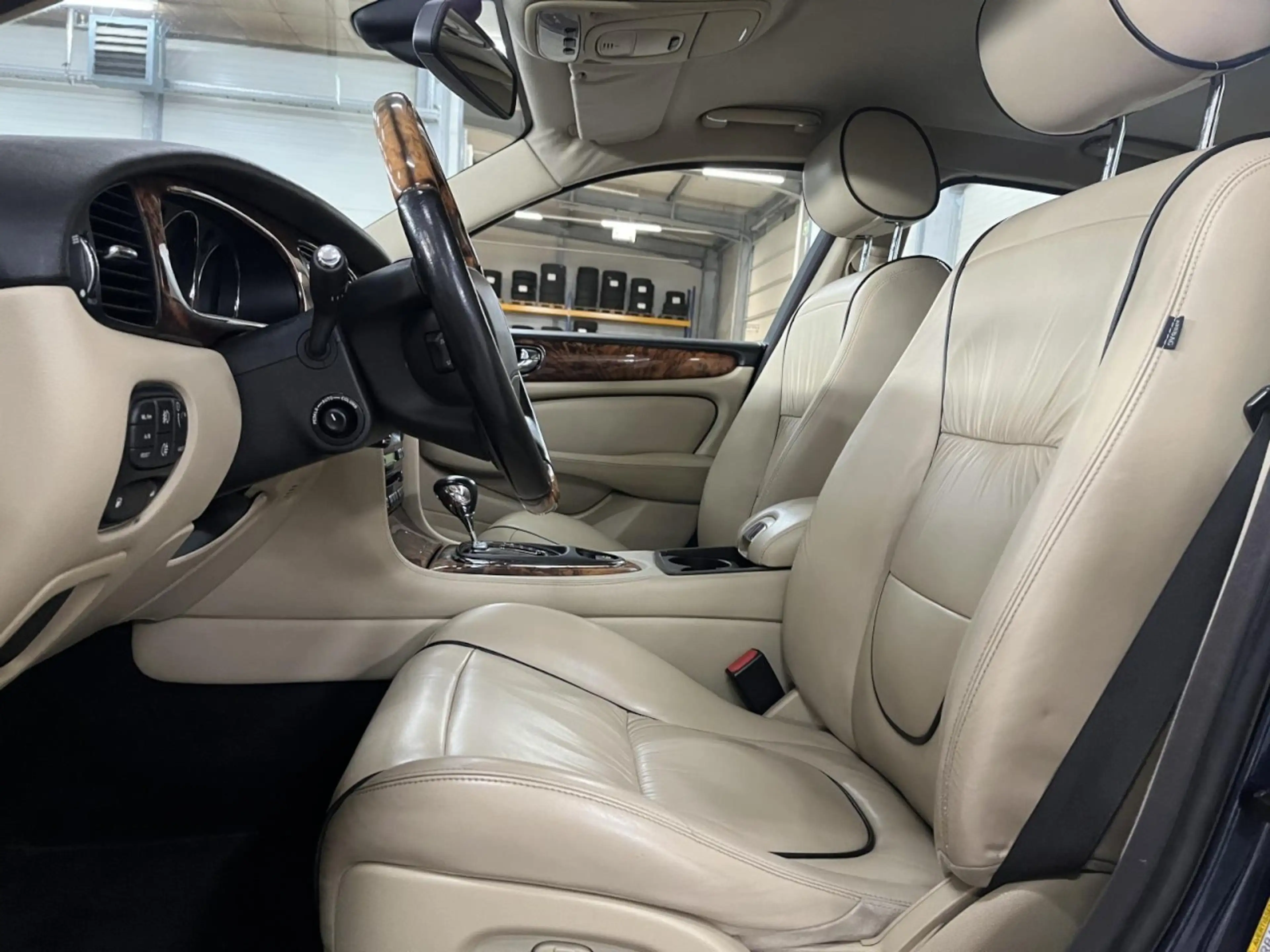 Jaguar XJ 2.7 D Sovereign 4xSHZ LEDER BEIGE XENON NAVI AUTOM — photo 14