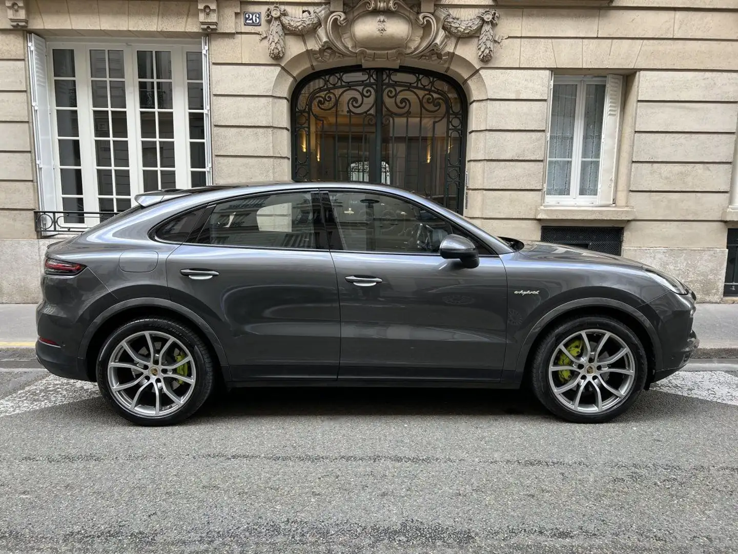 Porsche Cayenne COUPE 3.0 V6 E-HYBRID 462 / ROUES AR DIRECTRICES Grijs - 2