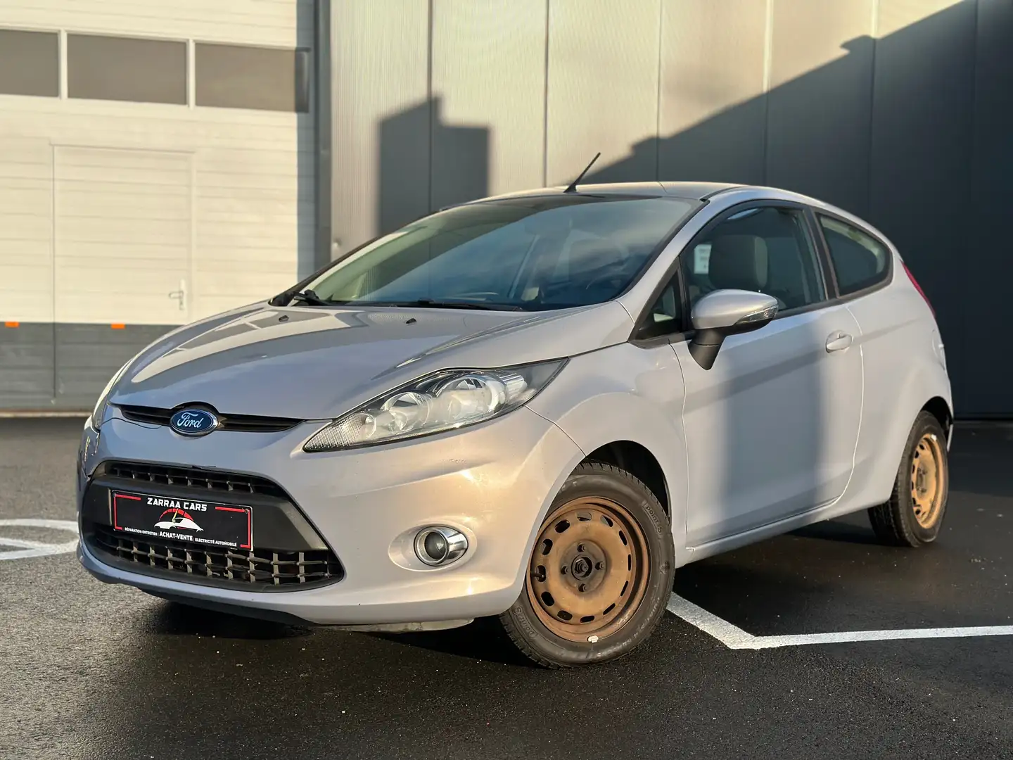 Ford Fiesta Fiesta 1.2i AIR CO / LEZ 2030 / USB /GARANTIE 1 AN Gris - 1