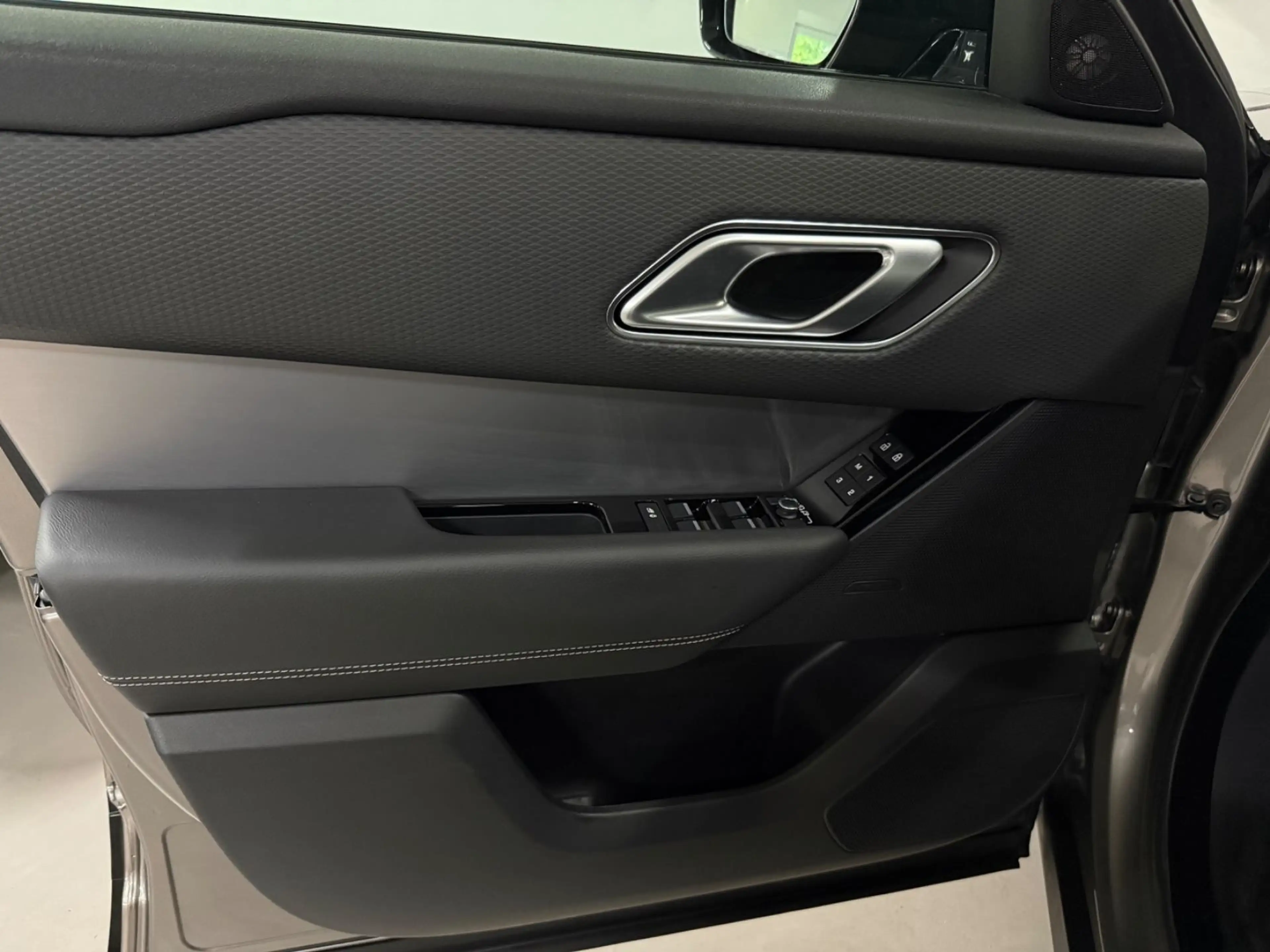 Land Rover Range Rover Velar Hybrid R-Dynamic/LED/HUB/PANO — photo 15