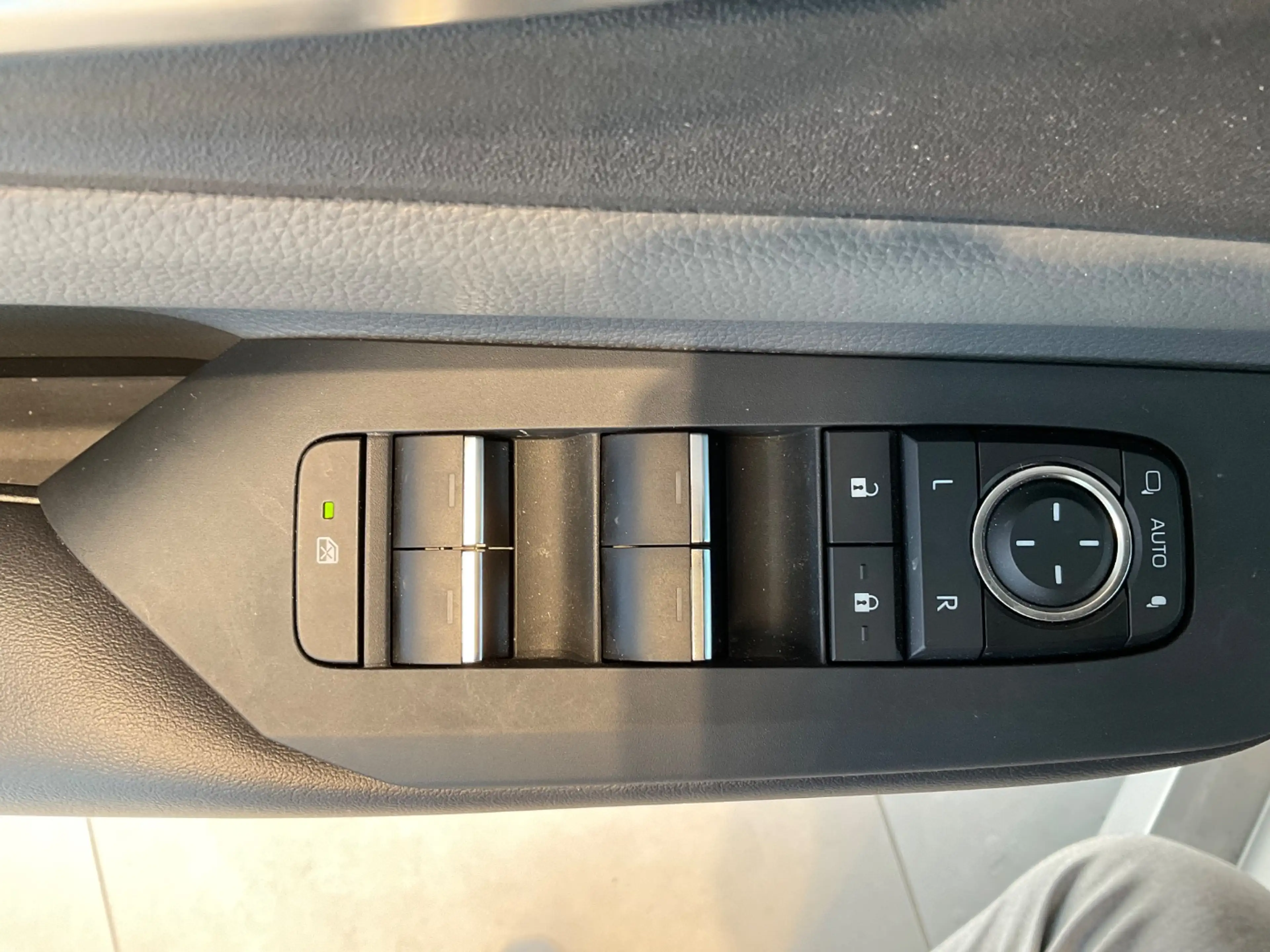 Toyota Prius 2.0 PlugIn Hybrid ACC FLA SpurH SpurW LM — photo 20