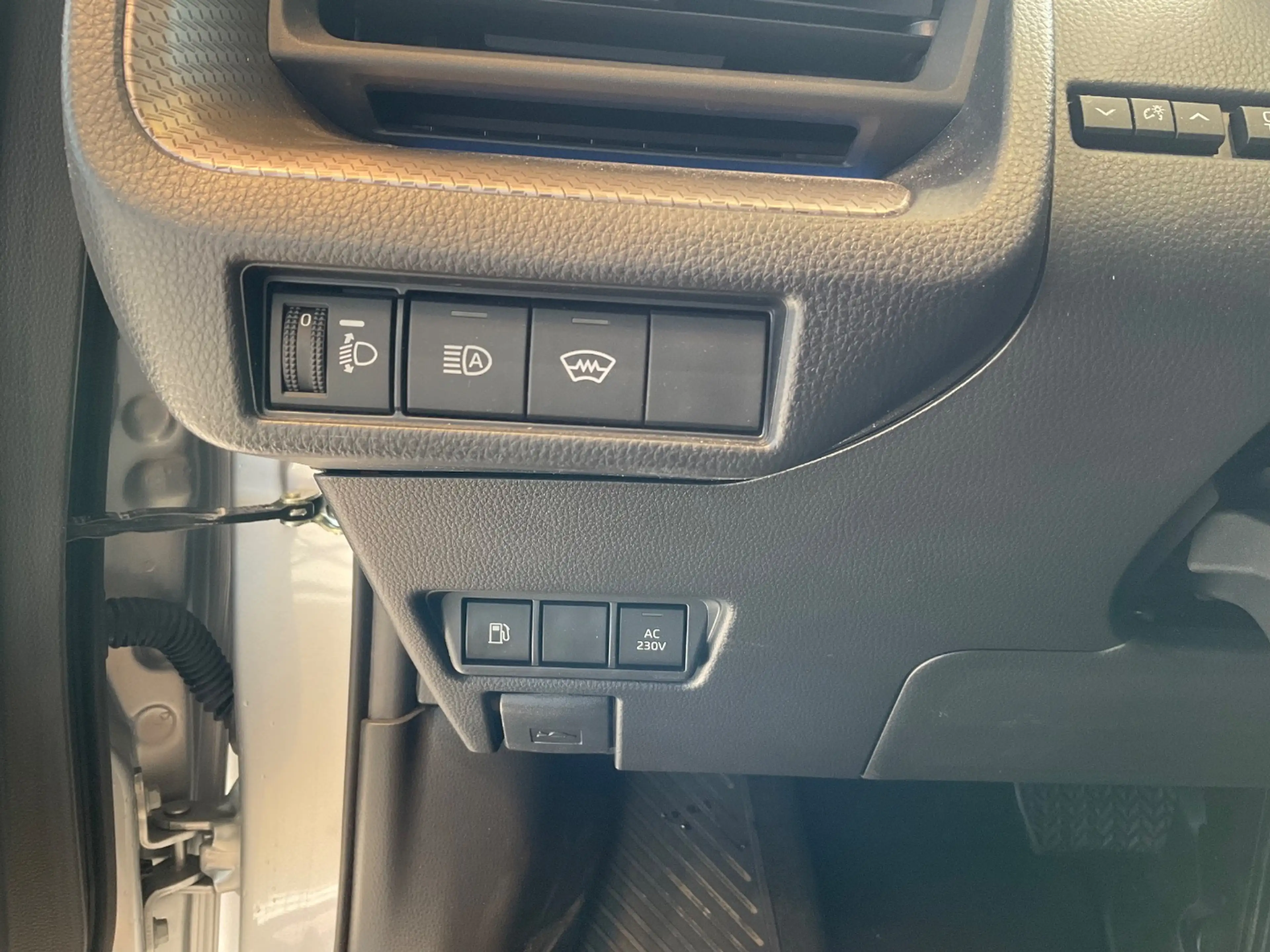 Toyota Prius 2.0 PlugIn Hybrid ACC FLA SpurH SpurW LM — photo 21