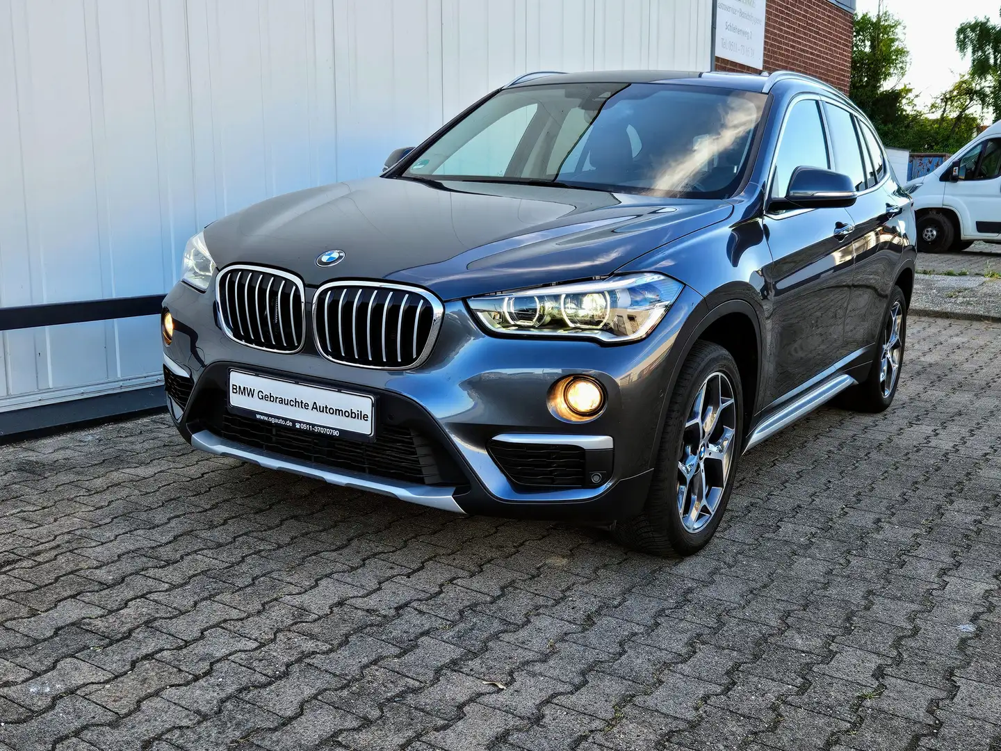 BMW X1 xDrive 20i*X LINE*LED*AHK*PANORAMA*PDC Grau - 1