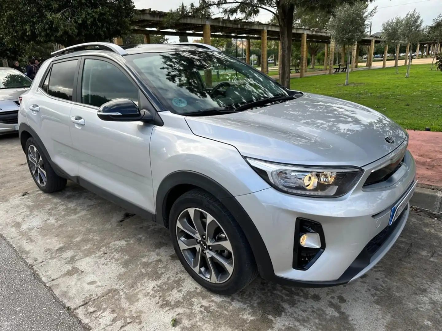 Kia Stonic 1.0 T-GDi Eco-Dynamic Business 100 Argent - 1