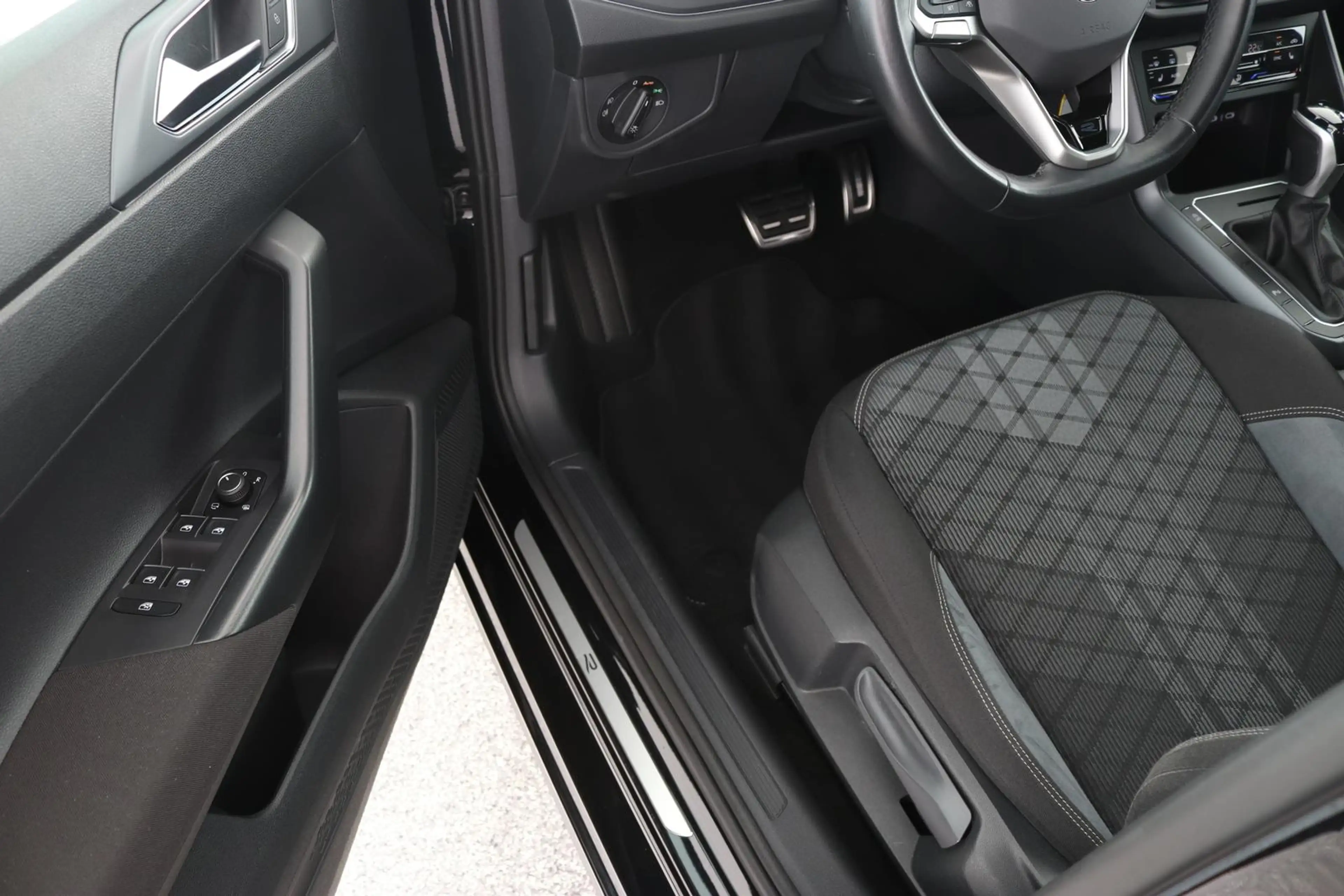 Volkswagen Taigo 1.0 TSI R-line DSG IQ.DRIVE LED-MATRIX VIRTUAL NAV — photo 10