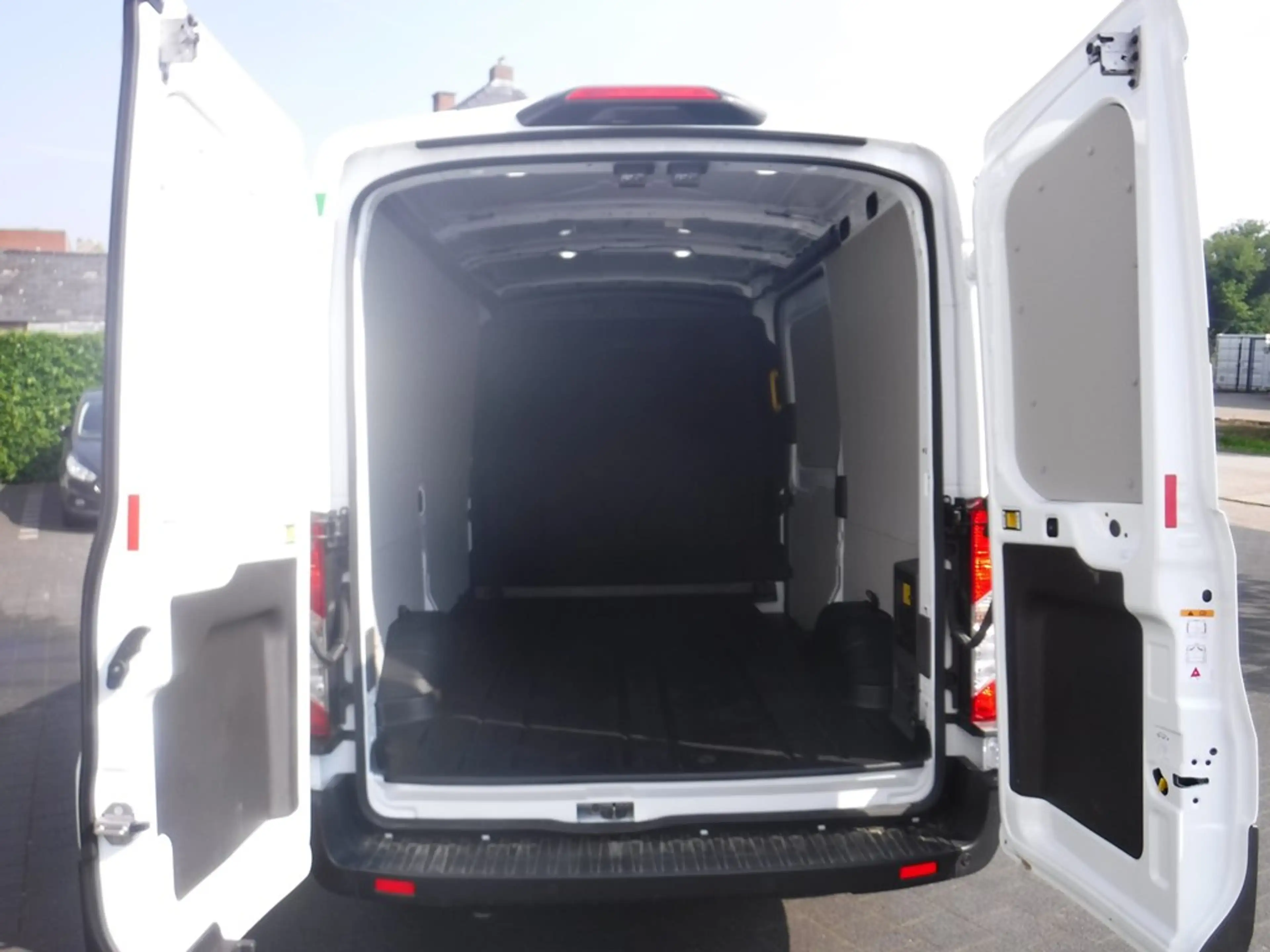 Ford E-Transit — photo 10