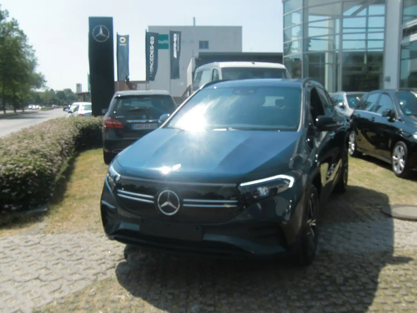 Mercedes-Benz EQA -Klasse EQA 300 4Matic/AMG/AHK Blau - 1
