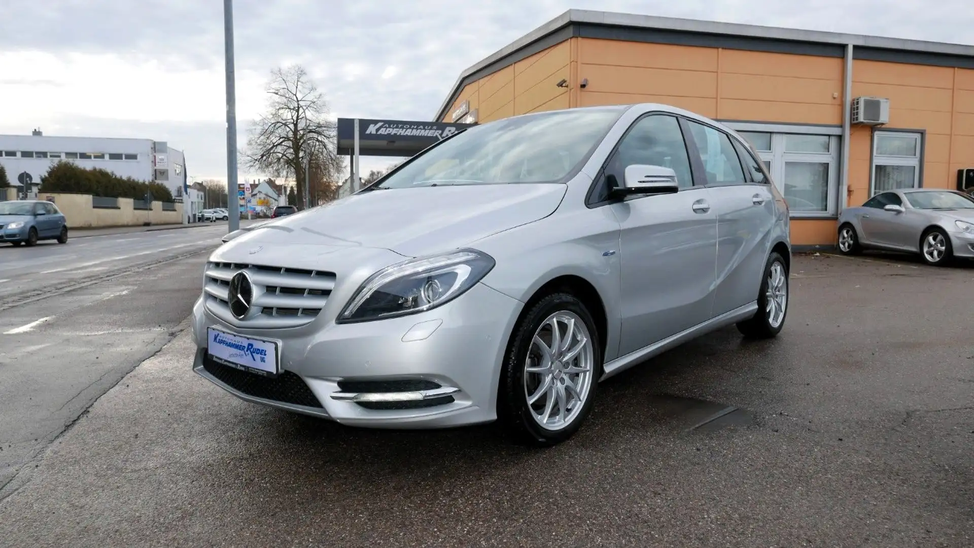 Mercedes-Benz B 200 /NAVI/AHK/Bi-Xenon Silber - 1