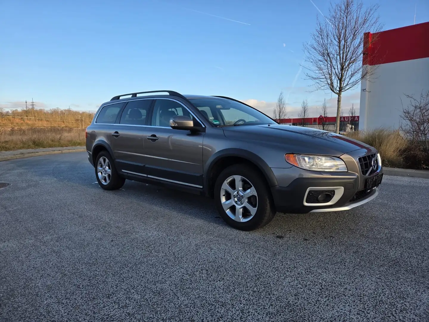 Volvo XC70 Momentum AWD Scheckheft Voll! Top Ausstattung! Grau - 2