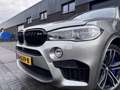 BMW X5 M | 2E EIGENAAR | ORIG.NL | 576PK | PANO DAK | B&O | Grijs - thumbnail 2