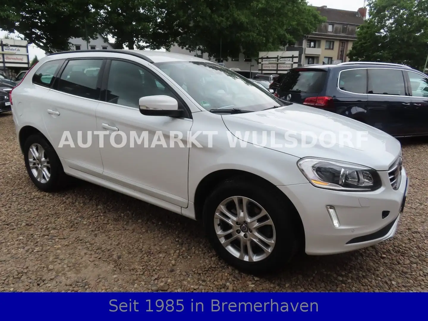 Volvo XC60 Momentum 2WD,163 PS,Scheckheft,2Hand,Autom Weiß - 1