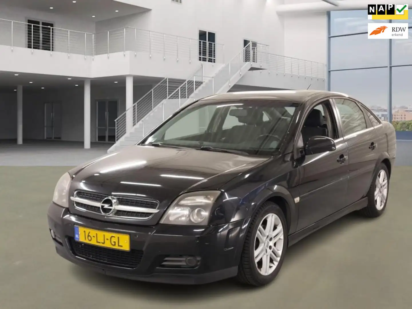 Opel Vectra GTS 2.2-16V Elegance Zwart - 1