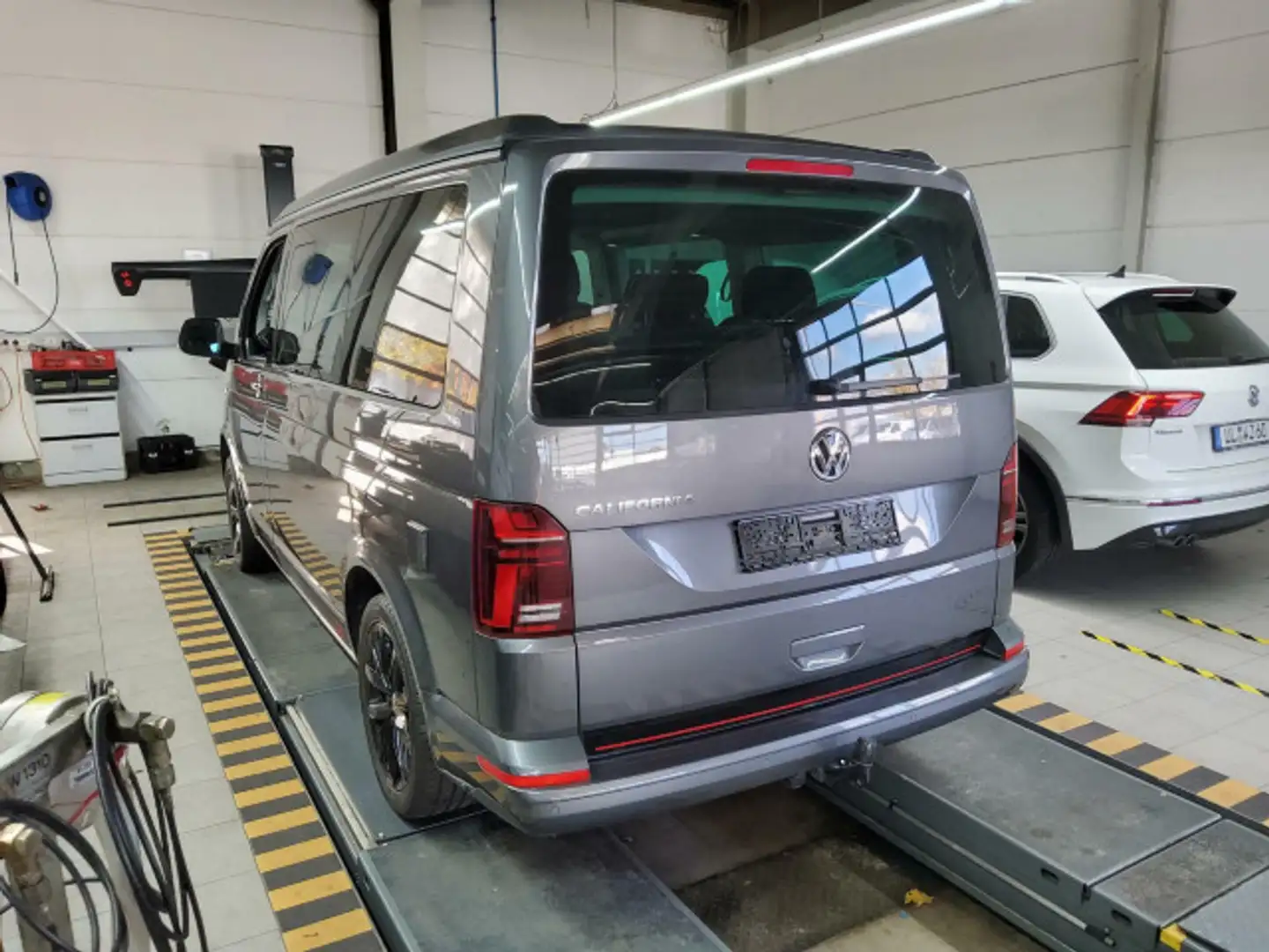 Volkswagen T6.1 California Beach Edition 2.0 TDI DSG STDHZG Grijs - 2