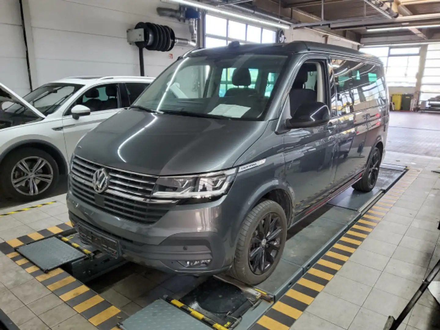 Volkswagen T6.1 California Beach Edition 2.0 TDI DSG STDHZG Grau - 2