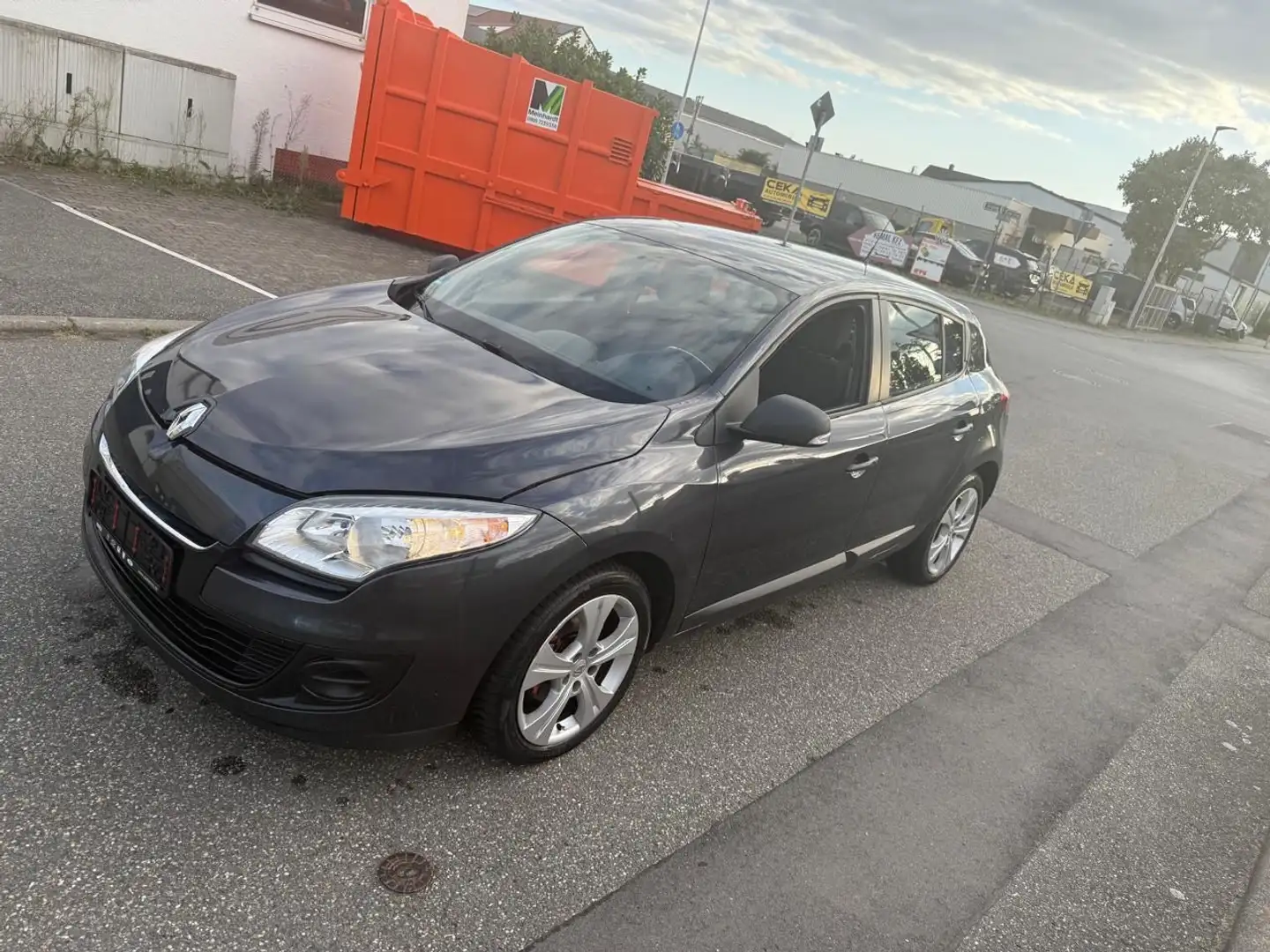 Renault Megane III Lim. 5-trg. Je t'aime Grau - 2