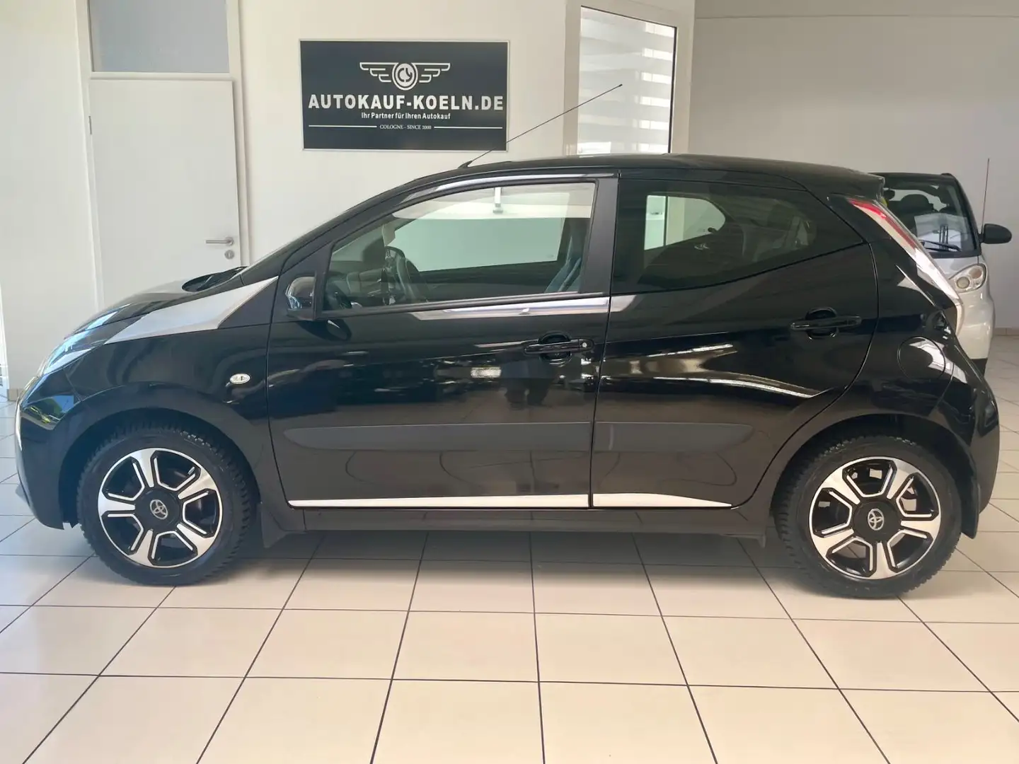 Toyota Aygo AYGO 1,0 x-clusiv/Klima/SitzHeiz/Tempomat/ Zwart - 2