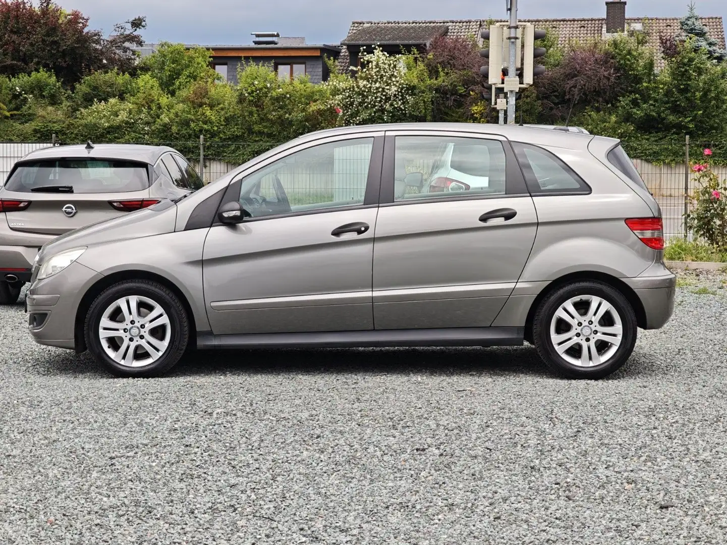 Mercedes-Benz B 200 AUTOMATIK (PDC v+h/SHZ/XENON/T-LEDER/NAVI) Gris - 1