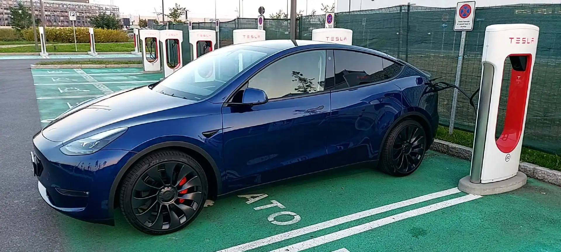 Tesla Model Y Performance Dual Motor awd Blu/Azzurro - 1