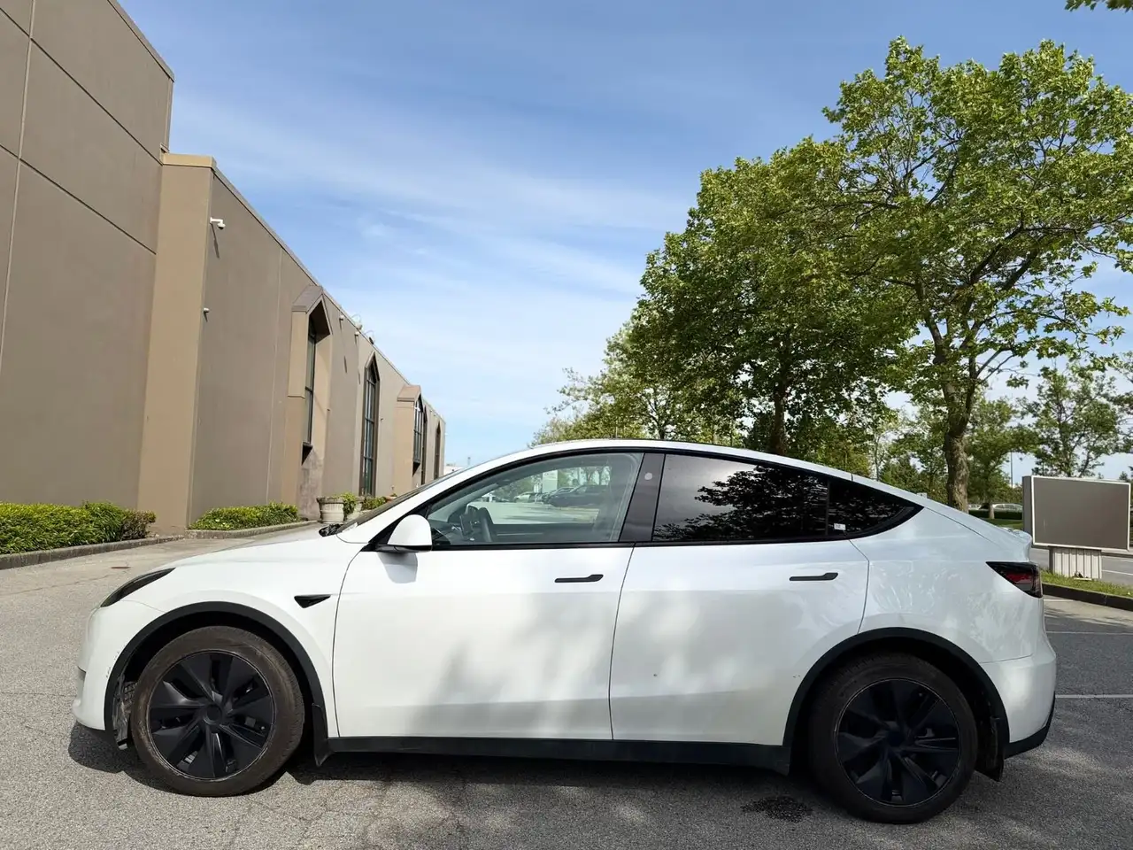 Tesla Model Y снимка Tesla Model Y