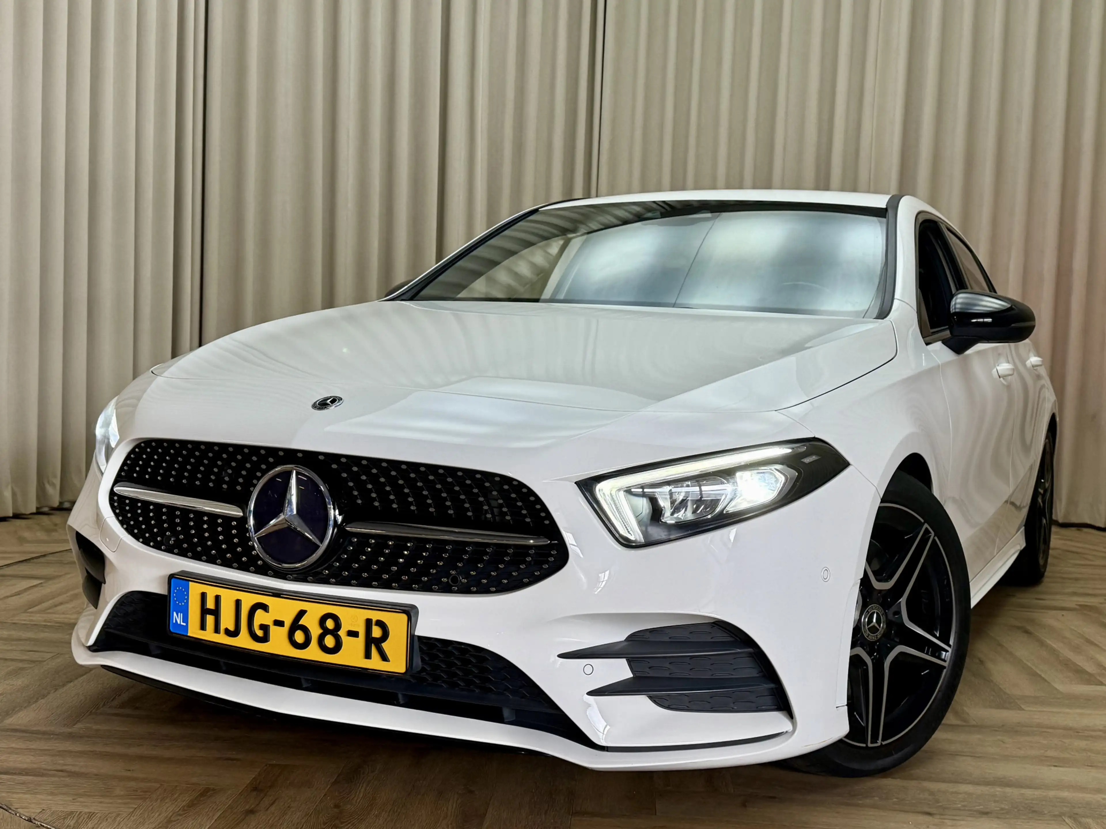 Mercedes-Benz A 250 *AMG* Leder/Alcantara / 225PK / Camera / Full LED — photo 4