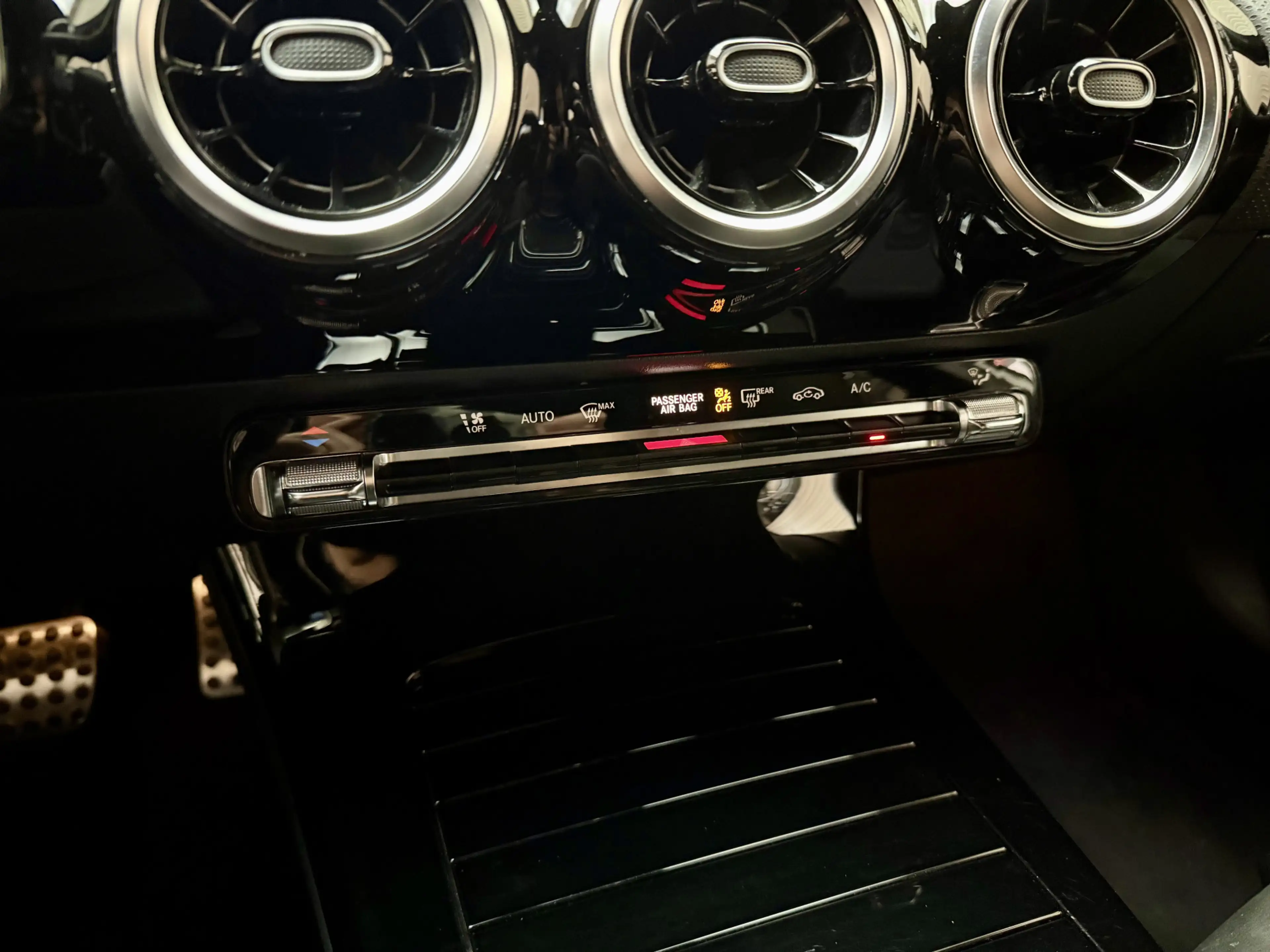 Mercedes-Benz A 250 *AMG* Leder/Alcantara / 225PK / Camera / Full LED — photo 13