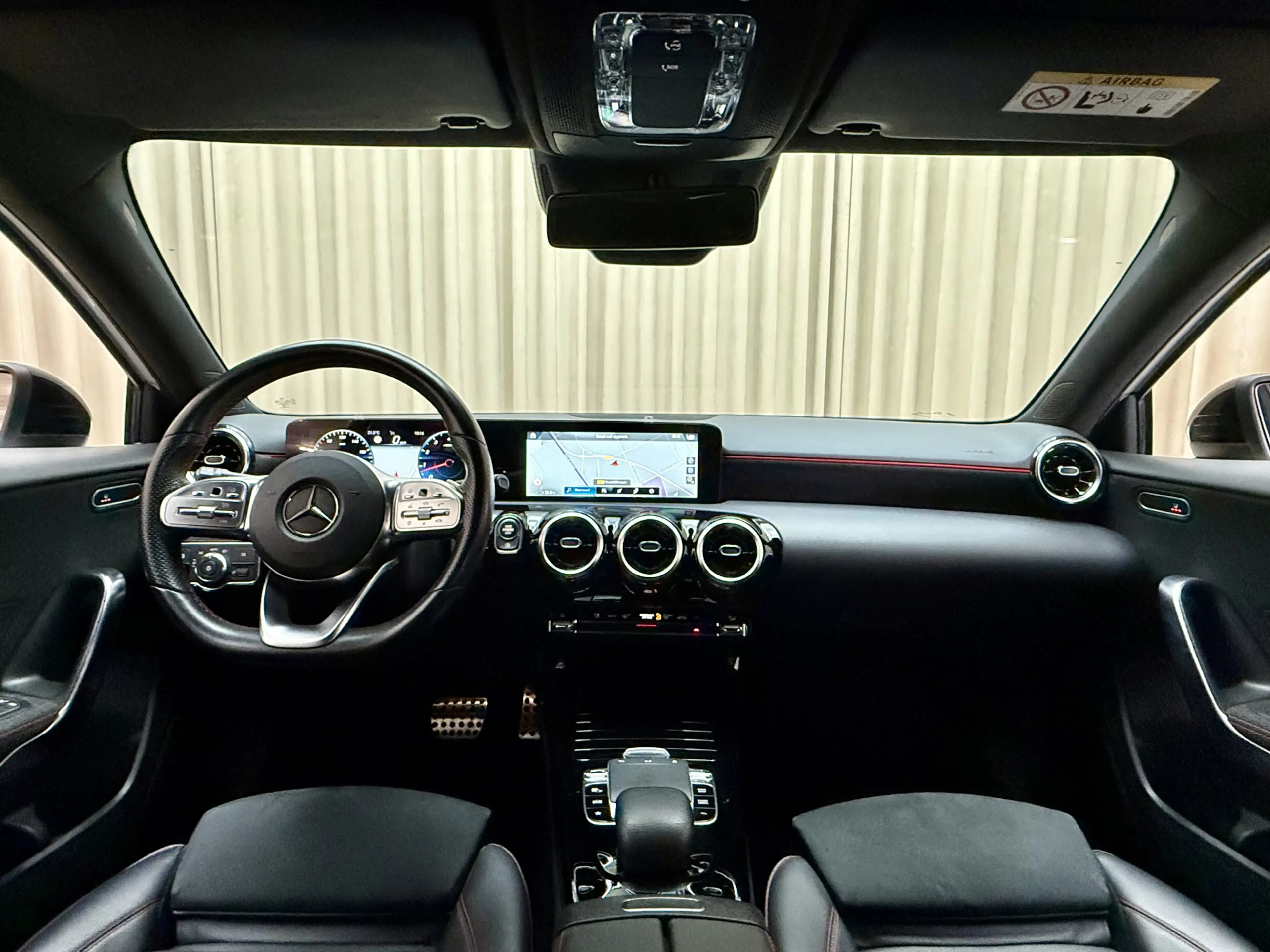 Mercedes-Benz A 250 *AMG* Leder/Alcantara / 225PK / Camera / Full LED — photo 2