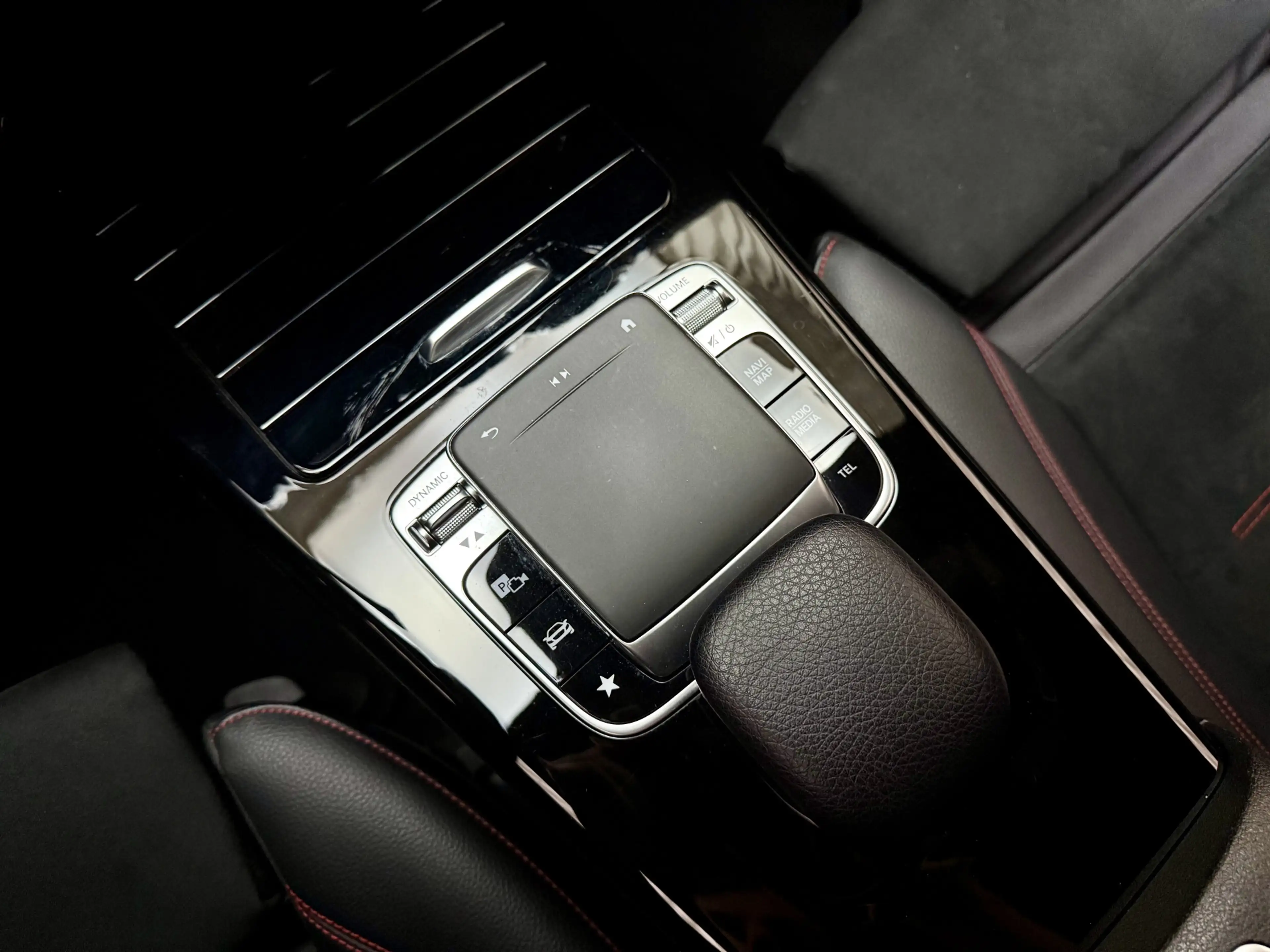 Mercedes-Benz A 250 *AMG* Leder/Alcantara / 225PK / Camera / Full LED — photo 14