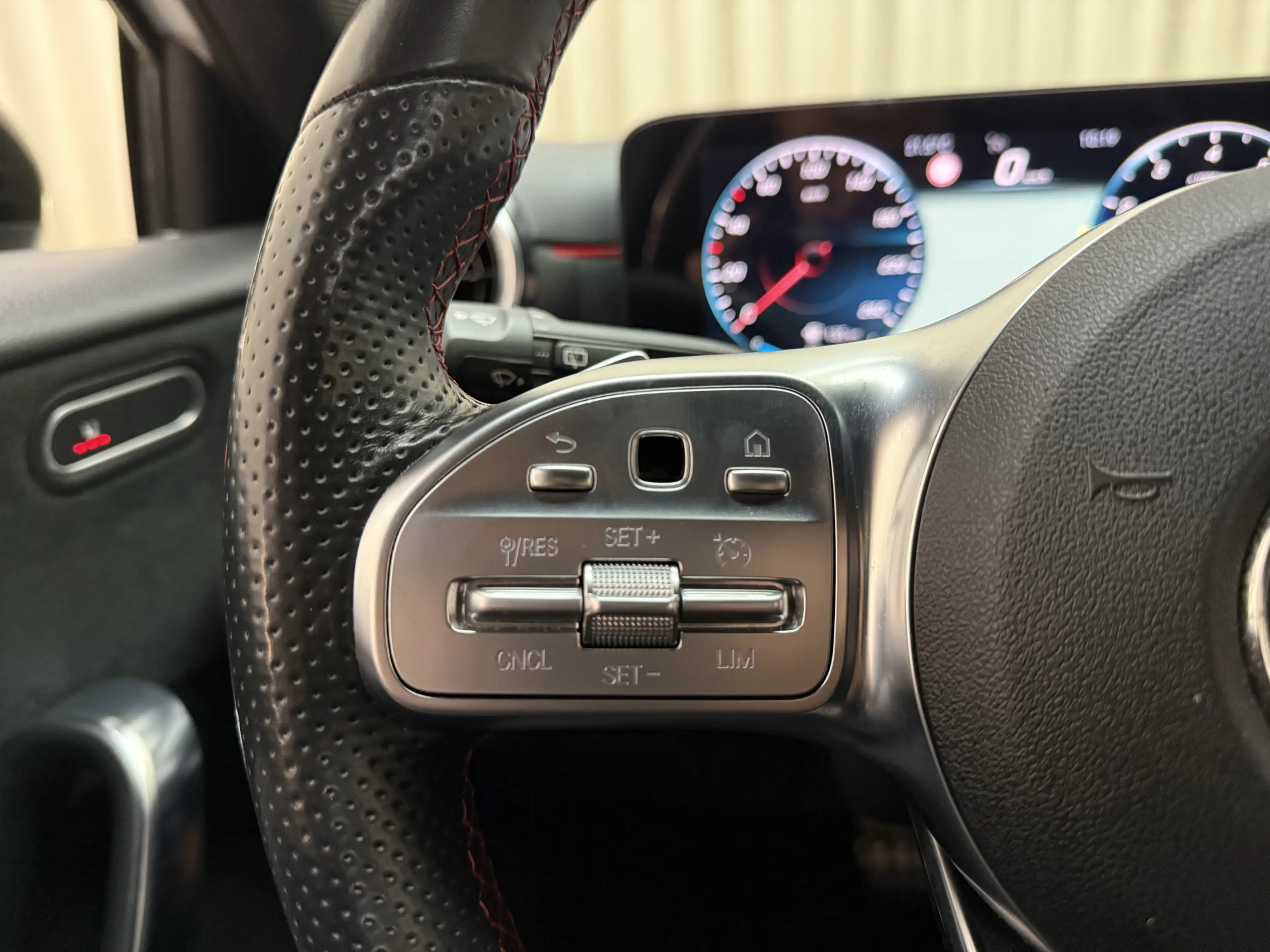 Mercedes-Benz A 250 *AMG* Leder/Alcantara / 225PK / Camera / Full LED — photo 35