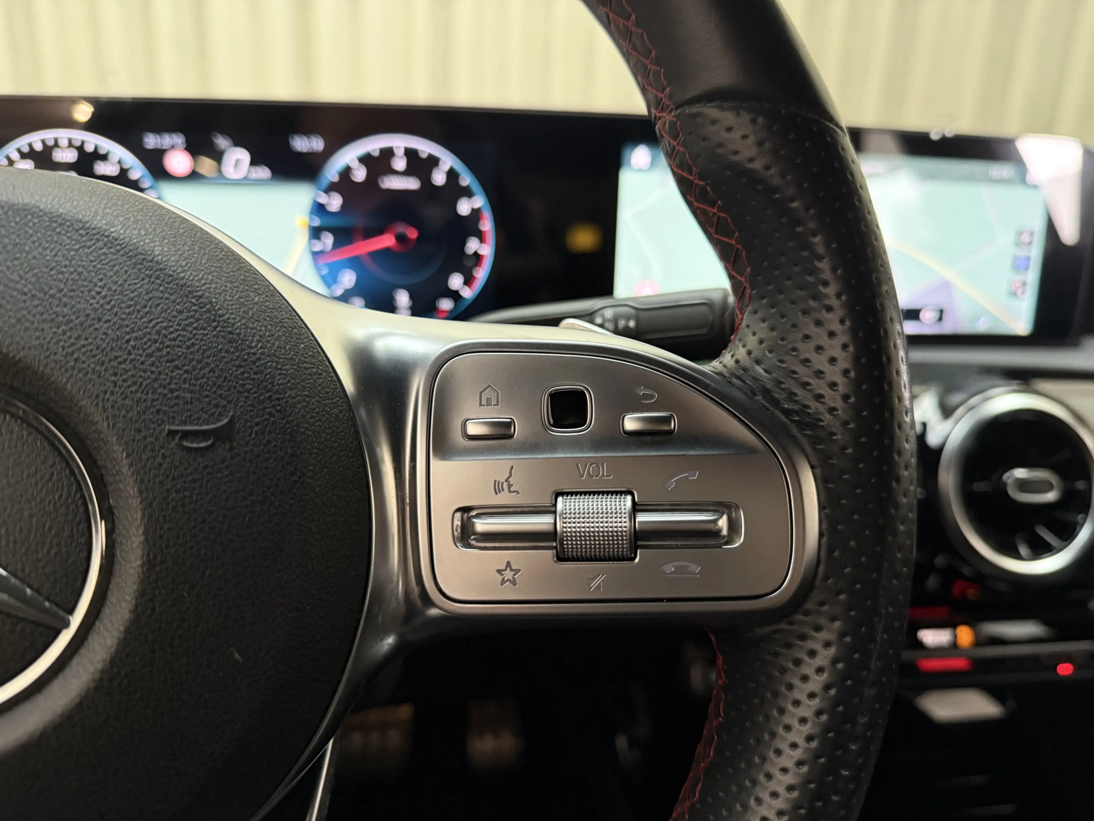 Mercedes-Benz A 250 *AMG* Leder/Alcantara / 225PK / Camera / Full LED — photo 36