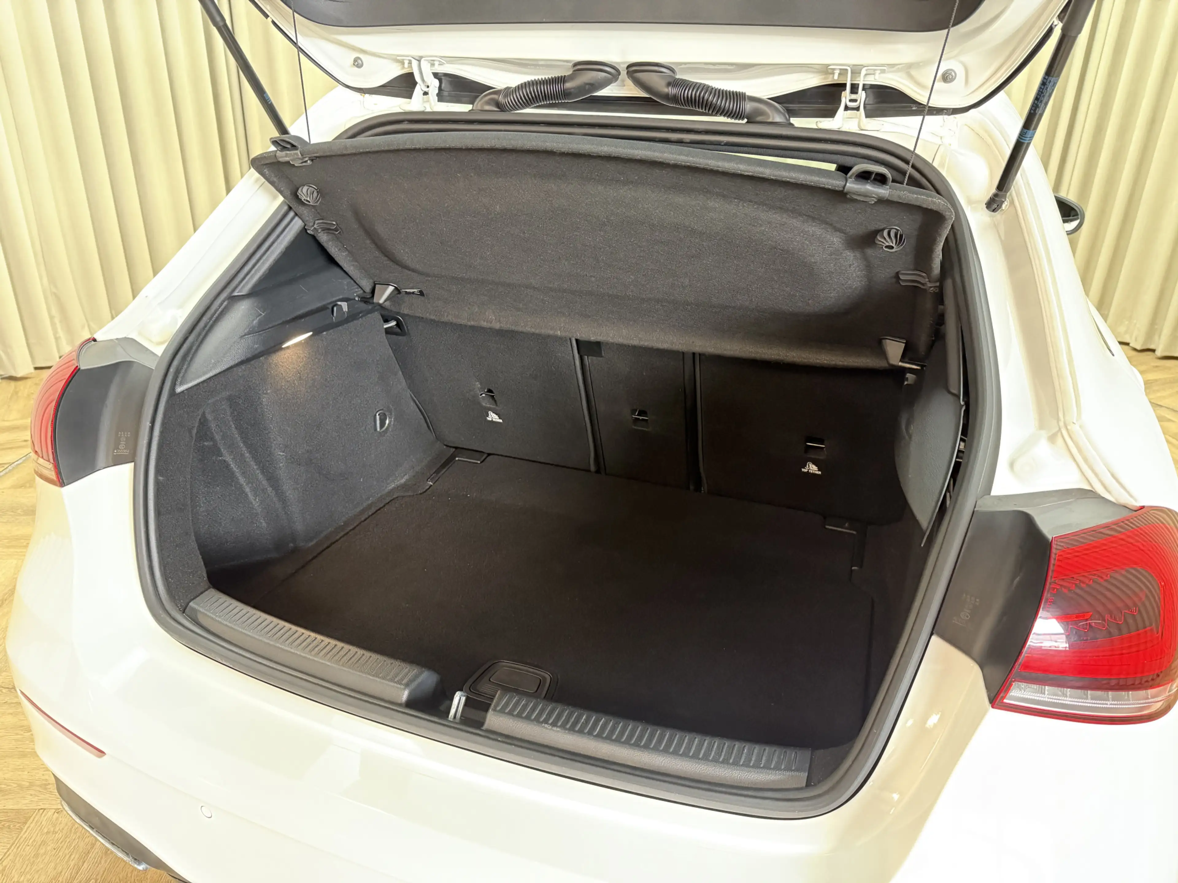 Mercedes-Benz A 250 *AMG* Leder/Alcantara / 225PK / Camera / Full LED — photo 19